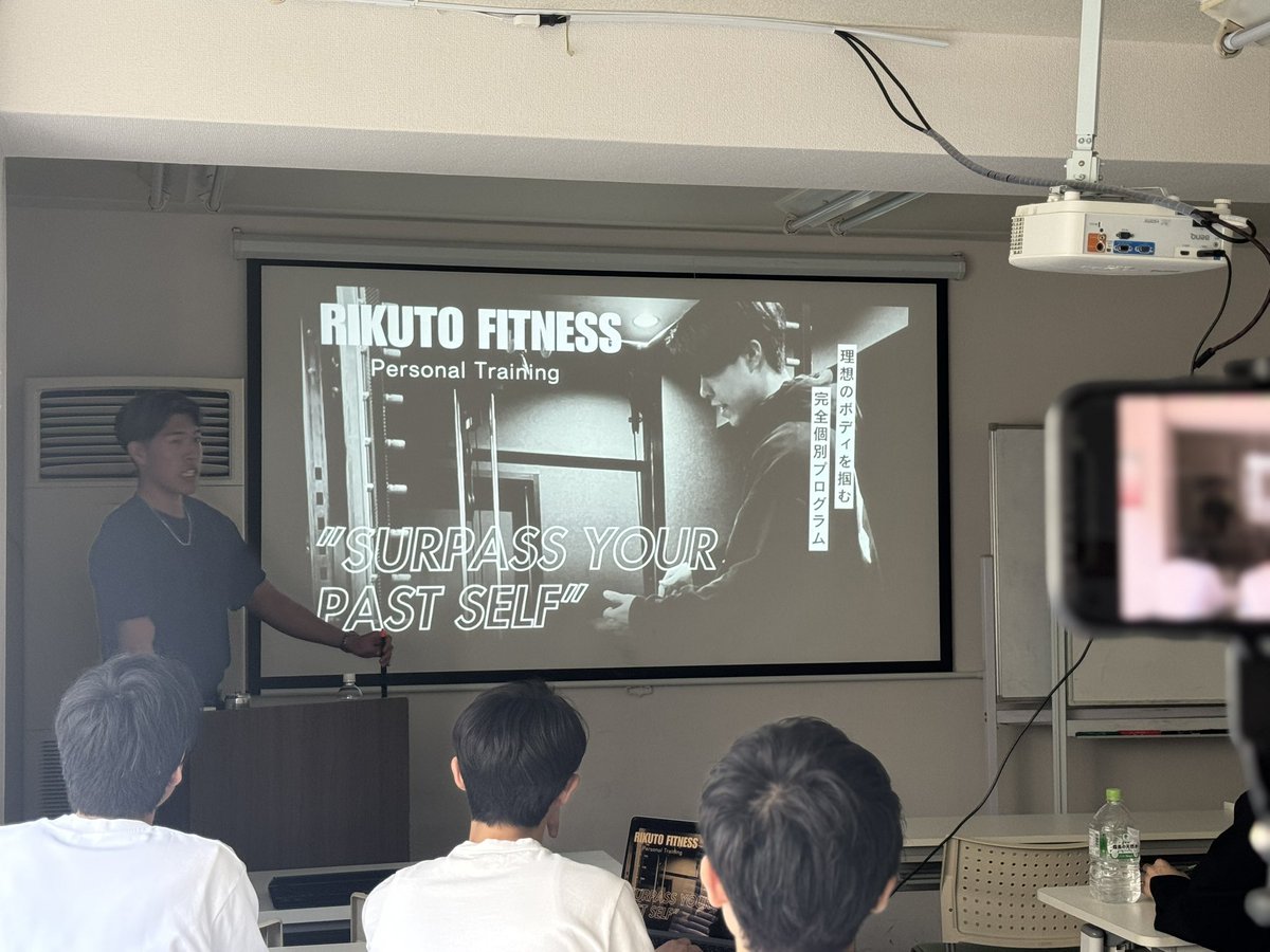 rikuto__fitness's tweet photo. 今月でパーソナルトレーナー養成スクール“2ndPASS”を卒業し、パーソナルトレーナーとして世に放たれてから3年が経ちました。

社会人1年目は大手航空宇宙メーカーに就職。
「人生安泰」と言われる東証一部上場企業で、内定をもらった頃は家族も友達も「凄いね！」「勝ち組じゃん！」と称賛してくれた。

就職後はどれだけ疲れてても、仕事終わりに必ずジムに行ったし、仕事と両立して減量とコンテスト出場も果たした。

仕事でもやりたかった事が出来たし、やり甲斐もめちゃくちゃ感じてた。

入社して半年経った頃、心のどこかで「パーソナルトレーナーになりたい」そんな願望が出てきた。

この願望を持ったまま、定年まで働く事が怖くなったのと、会社に縛られて自分の本当にやりたいことが出来ない未来への恐怖から、勢いで新卒9ヶ月目で大手企業を早期退職。

そこから貯金していた給料と、12月のボーナス40万円を全て突っ込んでトレーナー養成スクールに入学。

実家暮らしだったけど、貯金もないので、
日給1万円の道路交通の警備員のバイトを始めたけど、周りにはその時の現状を伝えることが出来ず、「まだ会社で働いてるよ！」と嘘をつく日々。

警備員の仕事では現場の人にガン飛ばされるし、
炎天下の中、日陰もない道端で弁当を食わさる日々。

「俺何やってるんや､､」
そう思う度に、自分のことがどんどん嫌いになった。

その傍ら、トレーナー養成スクールに通ってトレーナー資格を取得。

ぶっちゃけ、そこからの人生もここには書ききれないくらい平坦じゃなかったけど、あのときの選択がなかったら今の自分はいない。

本気で人生変えたくて、悩みながらも関わってくれた全ての人に感謝してる。

これからも、
人生も筋肉も自分で変えていく。

普段はパーソナルトレーナーとして活動してるけど、過去の自分と同じように、人生に悩んでる人の背中を俺が押します。

身体のことでも人生のことでも、
何か悩みがあったらDMください。