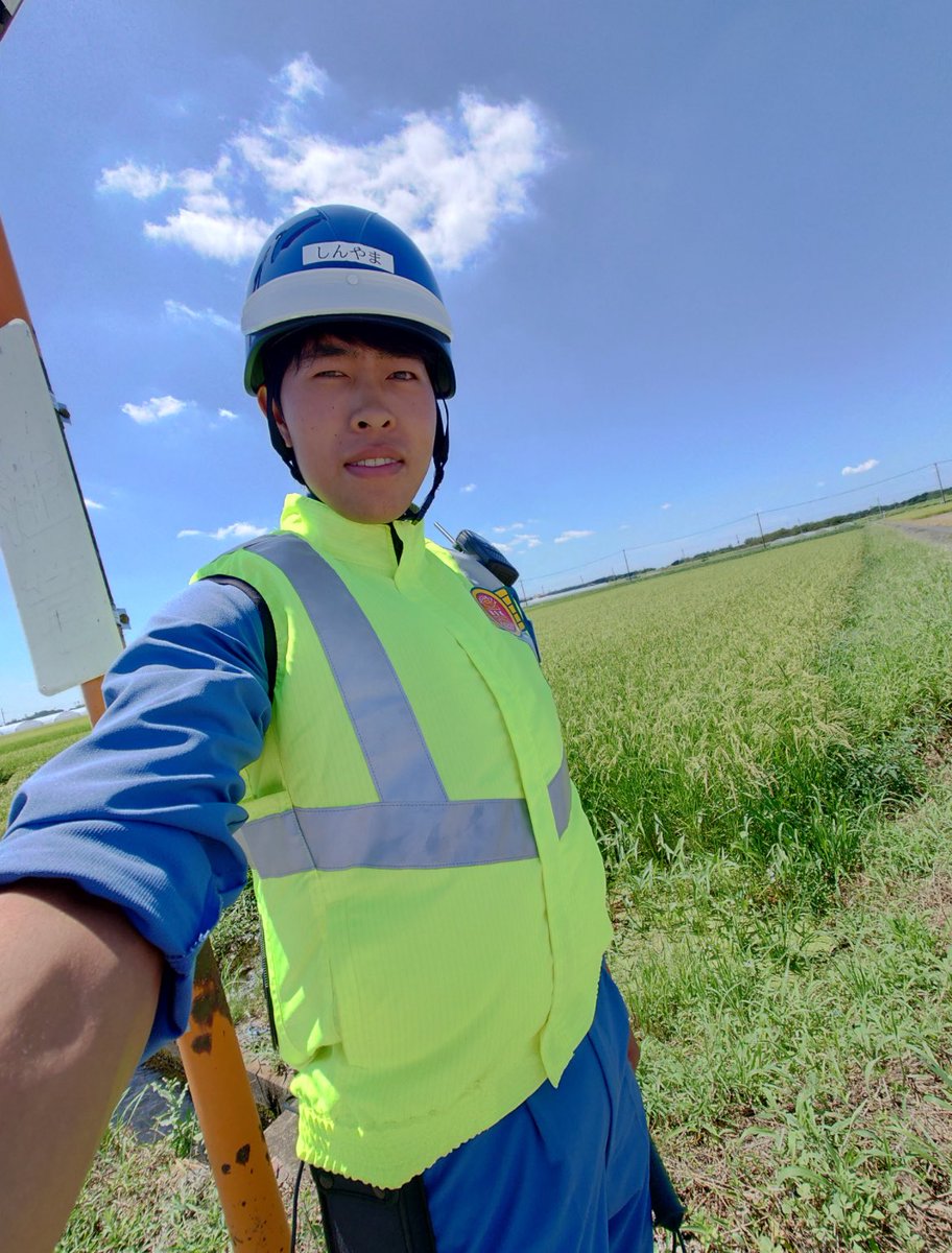 rikuto__fitness's tweet photo. 今月でパーソナルトレーナー養成スクール“2ndPASS”を卒業し、パーソナルトレーナーとして世に放たれてから3年が経ちました。

社会人1年目は大手航空宇宙メーカーに就職。
「人生安泰」と言われる東証一部上場企業で、内定をもらった頃は家族も友達も「凄いね！」「勝ち組じゃん！」と称賛してくれた。

就職後はどれだけ疲れてても、仕事終わりに必ずジムに行ったし、仕事と両立して減量とコンテスト出場も果たした。

仕事でもやりたかった事が出来たし、やり甲斐もめちゃくちゃ感じてた。

入社して半年経った頃、心のどこかで「パーソナルトレーナーになりたい」そんな願望が出てきた。

この願望を持ったまま、定年まで働く事が怖くなったのと、会社に縛られて自分の本当にやりたいことが出来ない未来への恐怖から、勢いで新卒9ヶ月目で大手企業を早期退職。

そこから貯金していた給料と、12月のボーナス40万円を全て突っ込んでトレーナー養成スクールに入学。

実家暮らしだったけど、貯金もないので、
日給1万円の道路交通の警備員のバイトを始めたけど、周りにはその時の現状を伝えることが出来ず、「まだ会社で働いてるよ！」と嘘をつく日々。

警備員の仕事では現場の人にガン飛ばされるし、
炎天下の中、日陰もない道端で弁当を食わさる日々。

「俺何やってるんや､､」
そう思う度に、自分のことがどんどん嫌いになった。

その傍ら、トレーナー養成スクールに通ってトレーナー資格を取得。

ぶっちゃけ、そこからの人生もここには書ききれないくらい平坦じゃなかったけど、あのときの選択がなかったら今の自分はいない。

本気で人生変えたくて、悩みながらも関わってくれた全ての人に感謝してる。

これからも、
人生も筋肉も自分で変えていく。

普段はパーソナルトレーナーとして活動してるけど、過去の自分と同じように、人生に悩んでる人の背中を俺が押します。

身体のことでも人生のことでも、
何か悩みがあったらDMください。