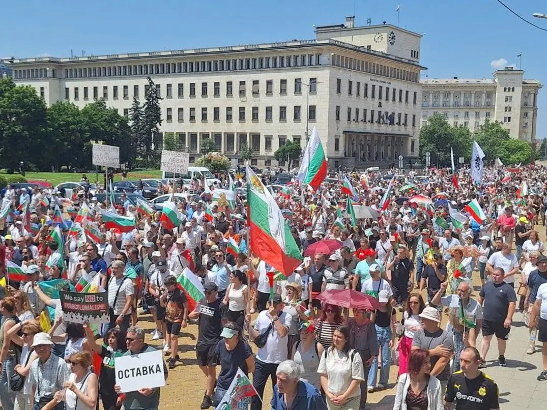 avoicefrombg's tweet photo. NATIONAL CURRENCY IS FREEDOM! #WeWantReferendum

#Bulgaria is being pushed into the #Eurozone AGAINST the will of the nation!
Over 604,000 Bulgarians signed a petition for a referendum in 2023, but we were ignored! Tens of thousands of people in 108 cities have been filling the streets over the past month and will continue to protest to demand a REFERENDUM! We want to keep our national currency! #YesToLev #NoToEuro

Please share if you support our mission to #SaveTheLev
