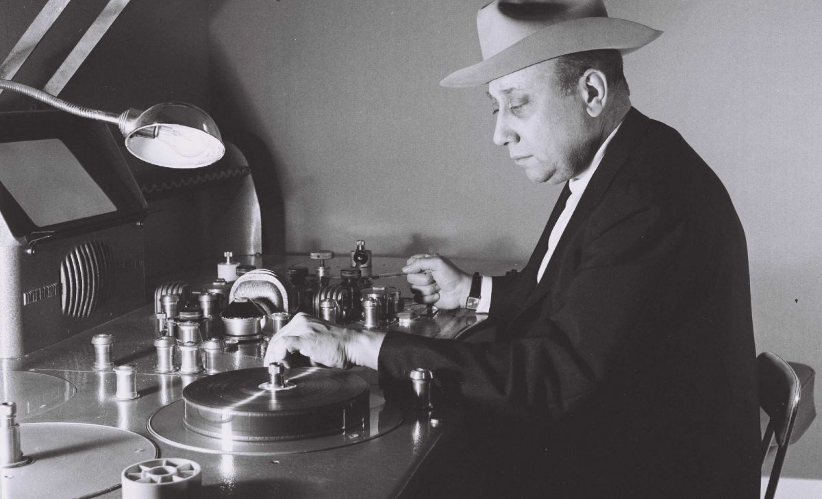 Jean-Pierre Melville sur sa table de montage. Son exercice préféré dans la fabrication d'un film, avec l'écriture.