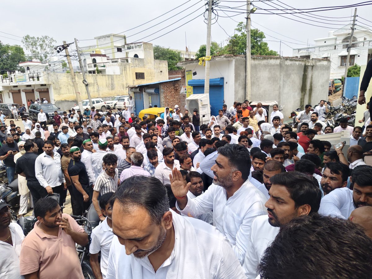 हरियाणा, फरीदाबाद के गाँव #अनगपुर पहुँचकर भाजपा सरकार के तानाशाही रवैया के चलते अपने आशियानों( घरों) को बचाने की जद्दोजहद में जुटे लोगो से मिलकर उनका दर्द साझा किया ! इस विपदा में हम सब उनके साथ है और उनके हक और न्याय की लड़ाई मे सब एकजुट हैं !
