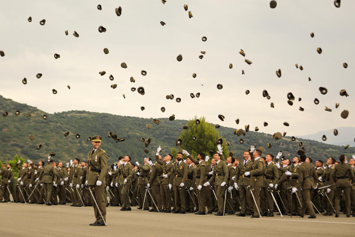El general de ejército Amador Enseñat y Berea, Jefe de Estado Mayor del Ejército de Tierra, ha presidido en la Academia General Básica de Suboficiales #Talarn, la entrega de Reales Despachos de sargento a la L promoción de la Enseñanza Militar para el Ingreso en la Escala de