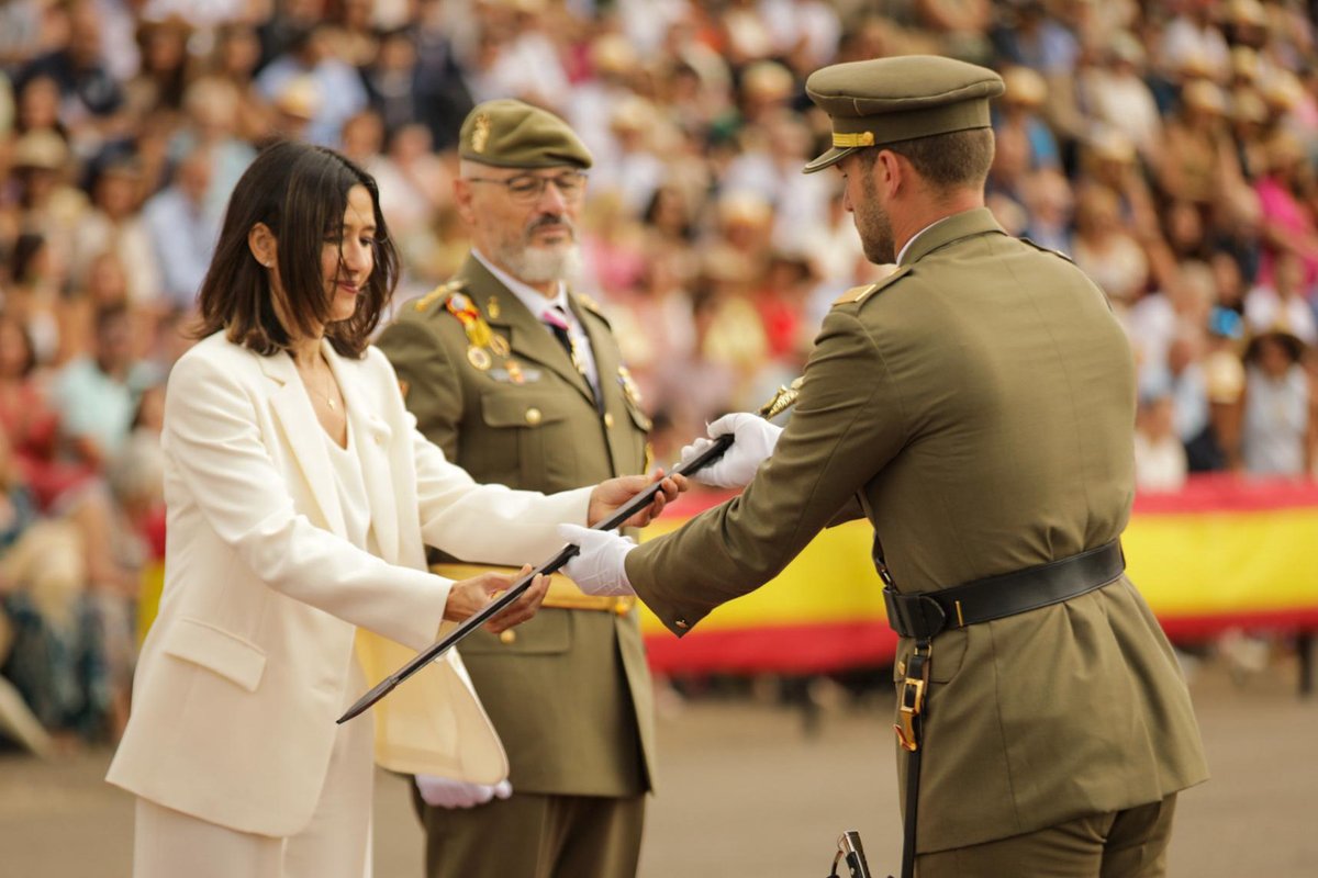 EjercitoTierra's tweet photo. El general de ejército Amador Enseñat y Berea, Jefe de Estado Mayor del Ejército de Tierra, ha presidido en la Academia General Básica de Suboficiales #Talarn, la entrega de Reales Despachos de sargento a la L promoción de la Enseñanza Militar para el Ingreso en la Escala de Suboficiales.
👉 El #JEME ha impuesto la Cruz del Mérito Militar con distintivo blanco y entregado el despacho a los cinco primeros números de la promoción. Así mismo, la Consellera de Interior y Seguridad Publica  Nuria Parlon, retomando la histórica tradición, ha entregado en nombre de la Generalitat de Cataluña una réplica de la espada de Jaume I al número uno de la promoción.
✅ La #AGBS_ET forja los líderes que serán el referente y ejemplo a seguir por los soldados del #EjércitodeTierra. 
¡Vuestra labor será clave en el prestigio del Ejército del que todos nos orgullecemos! ¡Enhorabuena a los nuevos sargentos! Os deseamos lo mejor en vuestros destinos.
@MADOC_ET #SomosTuEjército 🇪🇸 #ETEscuelaDeLíderes