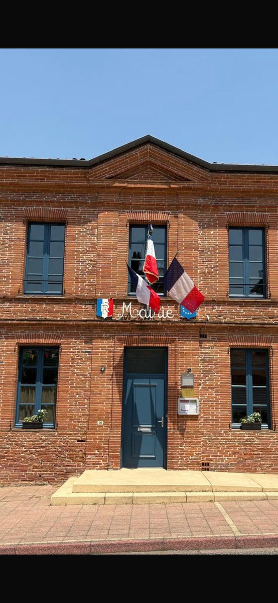 Magnifique ! La mairie de @labastide beauvoir  s'est  fait une beauté . Imitant sa grande sœur de la ⁦<a href="/PrefetOccitanie/">Préfet d'Occitanie et de la Haute-Garonne</a>⁩ en choisissant le bleu ( Radovitch ) . Belle pour la fête 🥳 du village ! Belle pour accueillir le ⁦<a href="/LeTour/">Tour de France™</a>⁩