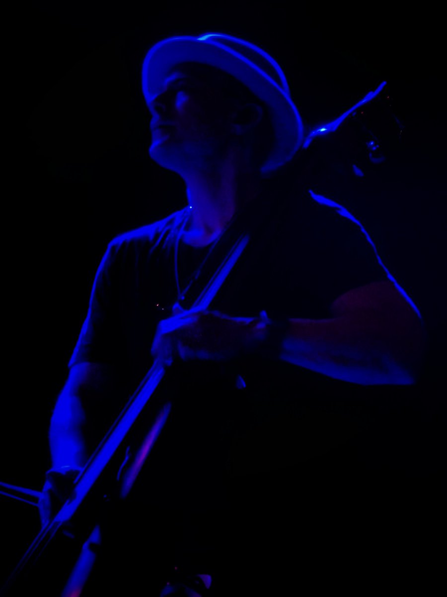 JAZZ:
Jazz in color.
Bass player Chris Minh Doky.

Robben Ford &amp; Chris Minh Doky Band.
Plaça Jaume I.
Vijazz 2025 <a href="/vijazzpenedes/">Vijazz</a>
Vilafranca del Penedès.

📷 Photo by JazzC.

#jazz #jazzphotography
#chrisminhdoky
#vijazz25