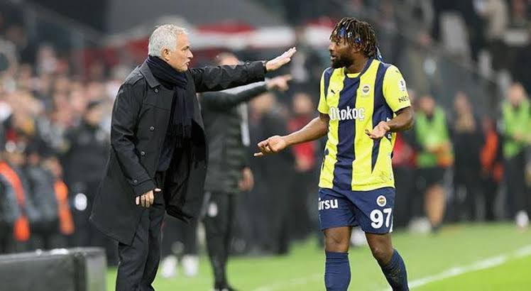 ZicoGTR's tweet photo. (Jose Mourinho)

- Olacakları önceden görüp ve bilip kadro dışı bırakmıştı. Daha sonra tepki nedeniyle geri kadroya almak zorunda bırakılmıştı. Geçenlerde de uyandıktan sonra çocuklarına söyledikleri ve duvarı parçalayan yumruğu… Bu sene neler izleteceksin be adam. https://t.co/Woh7WaNZUW