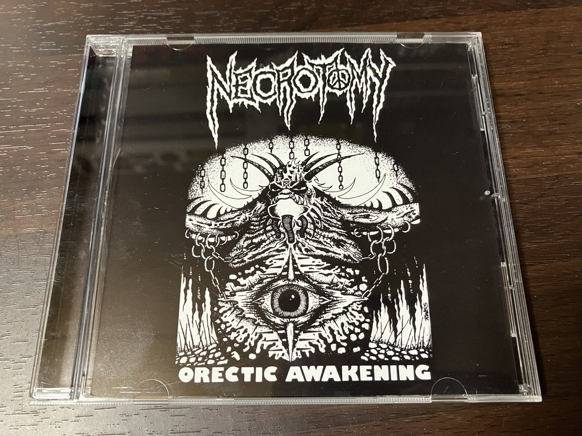 オーストラリア産デス/グラインド Necrotomy の1990年と1991年のデモ音源と未発表曲1曲を収録したブート盤！オーストラリアでも最古参のデスメタルバンドのひとつらしいです。グラインドコアとの境目が曖昧で粗暴で乱雑なデスメタル！初期衝動デスメタルとでも言いましょうか、こういうの痺れますね！
