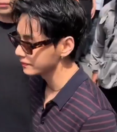 AboutMusicYT's tweet photo. Taehyung out and about in Paris. https://t.co/0KmAINgZdo