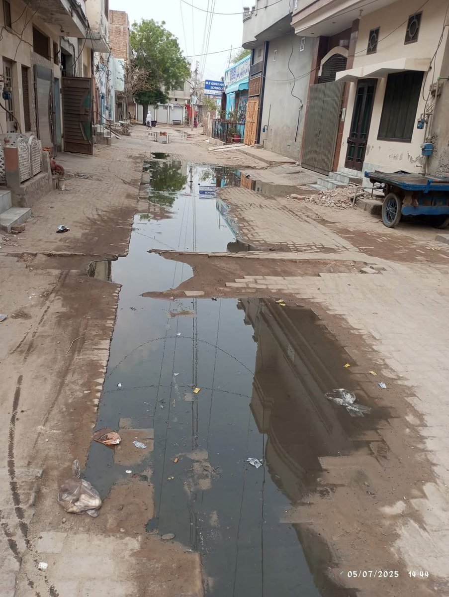 shuaibkisana's tweet photo. یہ گوجرہ تحصیل  ہے  جس کی ابھی تک 1139 کے سسٹم پر شکایت ہی درج نہیں ہو رہی لوکل FWMC کمپنی کسی کی بات نہیں سن رہی لوگ پرائیوٹ لوگوں سے کوڑا کرکٹ اٹھواتے نالیاں نکلوتے ہیں مجھے تولگ رہایہ کمپنی وزیراعلی کے ستھرا پنجاب کے وژن کو ناکام بنانا چاہتی ہے
@MaryamNSharif @zeeshanrafique https://t.co/Tx0ndU5Nj4