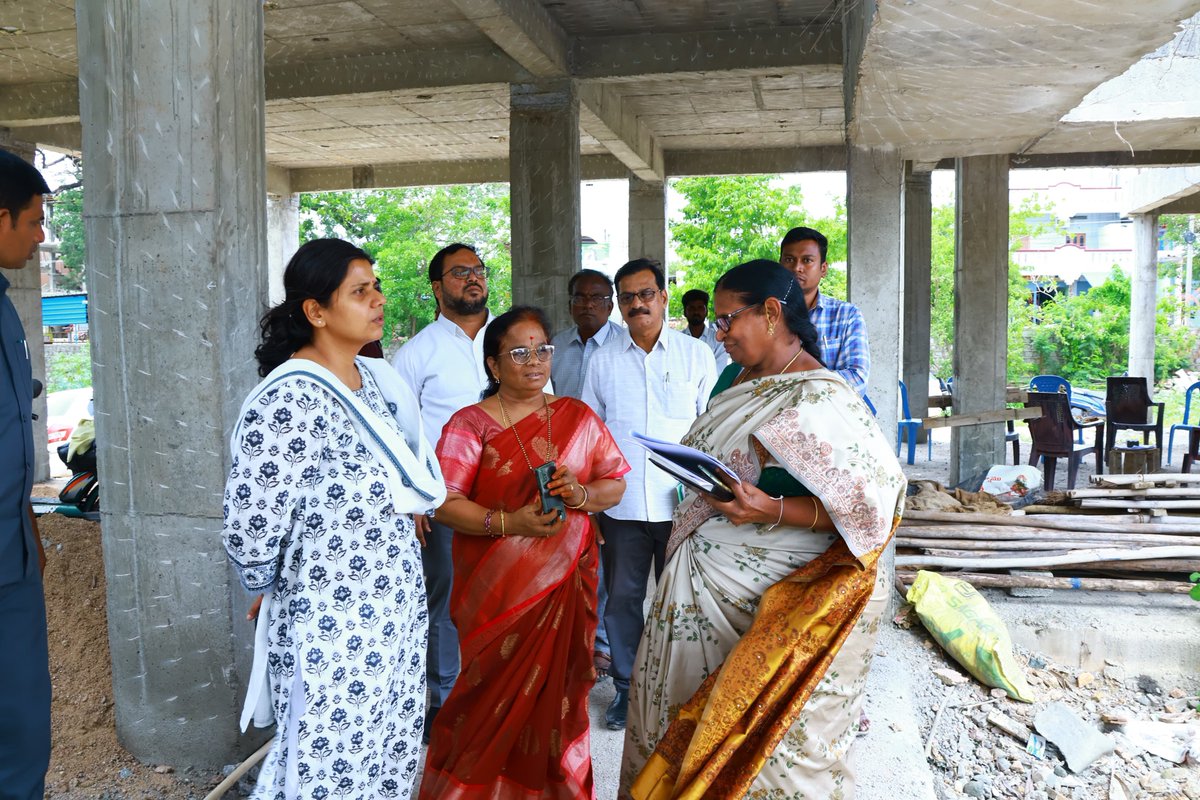 Collector, Nalgonda (@collector_nlg) on Twitter photo 💥నల్గొండ జిల్లా కేంద్రంలోని #పానగల్ రహదారిలో కోటి 34 లక్షల రూపాయల వ్యయంతో నిర్మిస్తున్న బాలసదనం పనులను త్వరితగతిన పూర్తిచేయాలని జిల్లా కలెక్టర్
<a href="/iLa_TRiPaTHi/">ILA Tripathi</a> అధికారులను, కాంట్రాక్టర్ ను ఆదేశించారు.
బాలసదనం నిర్మాణ పనులను పరిశీలించారు. బాలసదనం ఆవరణలోకి వర్షపు నీరు రాకుండా 💥నల్గొండ జిల్లా కేంద్రంలోని #పానగల్ రహదారిలో కోటి 34 లక్షల రూపాయల వ్యయంతో నిర్మిస్తున్న బాలసదనం పనులను త్వరితగతిన పూర్తిచేయాలని జిల్లా కలెక్టర్
<a href="/iLa_TRiPaTHi/">ILA Tripathi</a> అధికారులను, కాంట్రాక్టర్ ను ఆదేశించారు.
బాలసదనం నిర్మాణ పనులను పరిశీలించారు. బాలసదనం ఆవరణలోకి వర్షపు నీరు రాకుండా