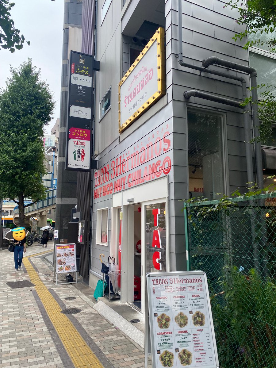 yukusue000's tweet photo. 夫がどうしても食べてみたいということで、恵比寿の有名なタコス屋さんに。ペラっと紙皿で提供される2000円超えのタコス（！）にびびりながらも、なるほど！これは初体験なお味だ…。お肉はコンフィになっていてとろっとろ。したたるほどの肉の脂が全体をかなりジューシーにしていて美味しい。開放的なお店も良かった🇲🇽
#行末グルメ