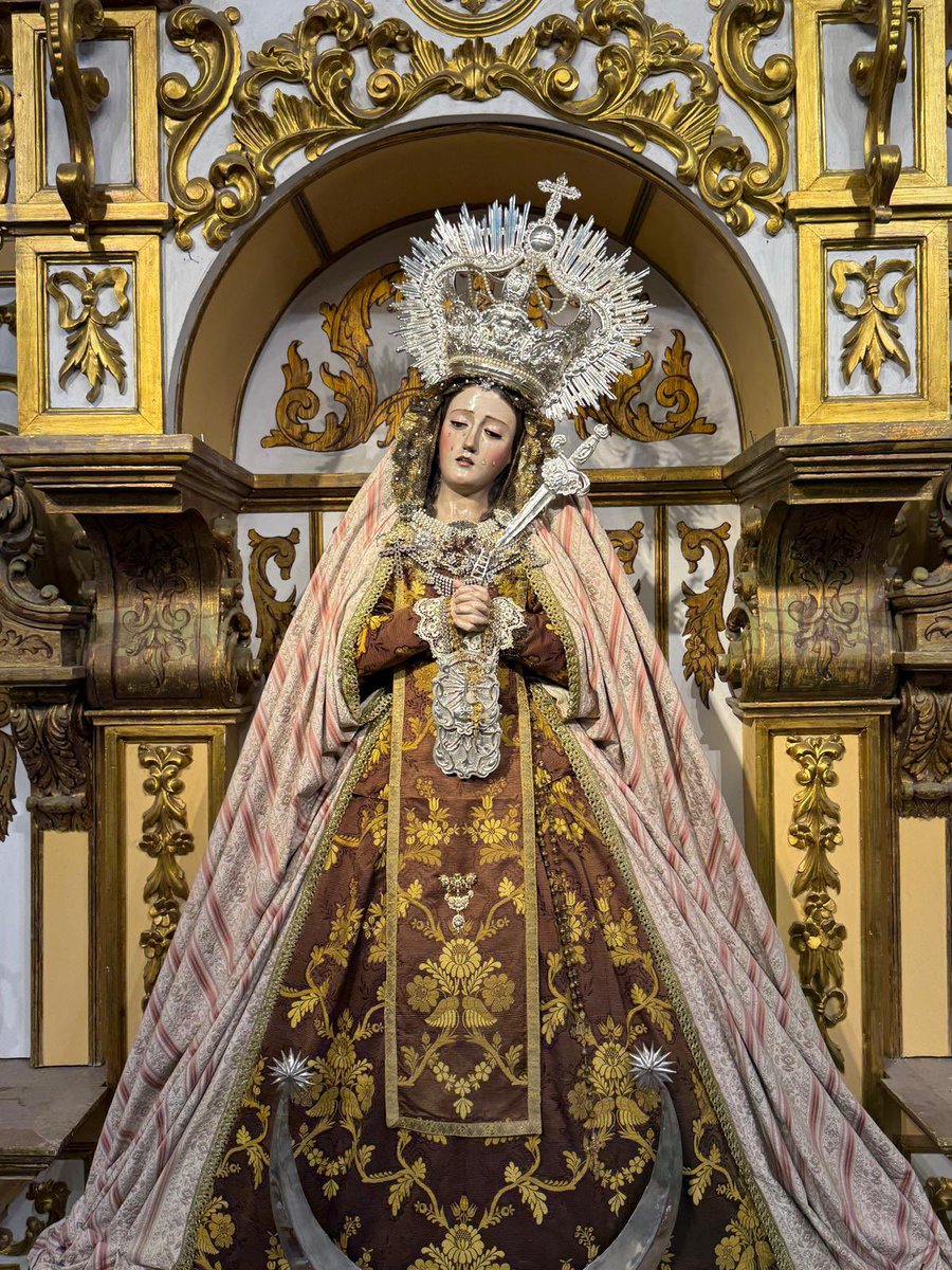 Nuestra Señora del Carmen Doloroso ha sido ataviada para la festividad de Ntra.Sra. del Carmen que se celebrará, D.m., el próximo 16 de julio. 

🪡 @franminaar 

#CofradiasMLG #SacramentaldelCarmenDoloroso