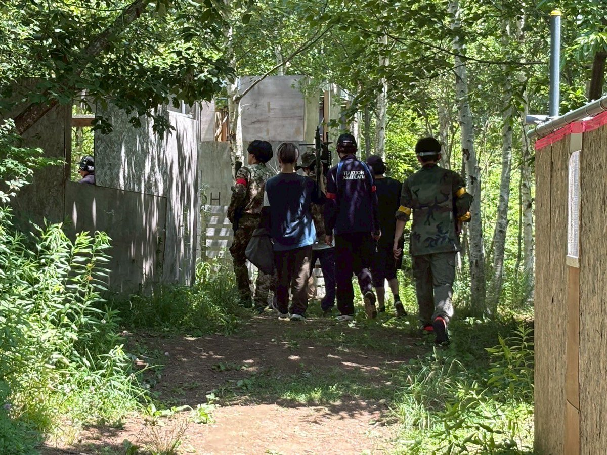 MIT_Airsoft's tweet image. 本日はBRFさんで遊んできました〜✨️

室工大サバゲー部だけの貸切でのびのびやりたいゲームで遊びまくりました！！！

前日の雨も相まって熱帯雨林のような暑さの中、みんな必死にフィールドを駆け回っていましたね笑

BRFオーナーにも、終日お付き合いいただきましてありがたい限りでした🙏😭