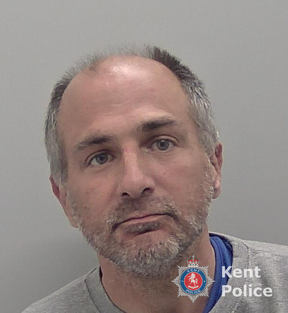 KentPoliceMed's tweet image. Steven Kinsella is wanted on a court warrant. He has links to #Medway. If you see him, call 999 quoting 46/11834/25. Alternatively you can contact Crimestoppers anonymously on 0800 555111 or you can complete the online form at crimestoppers-uk.org
