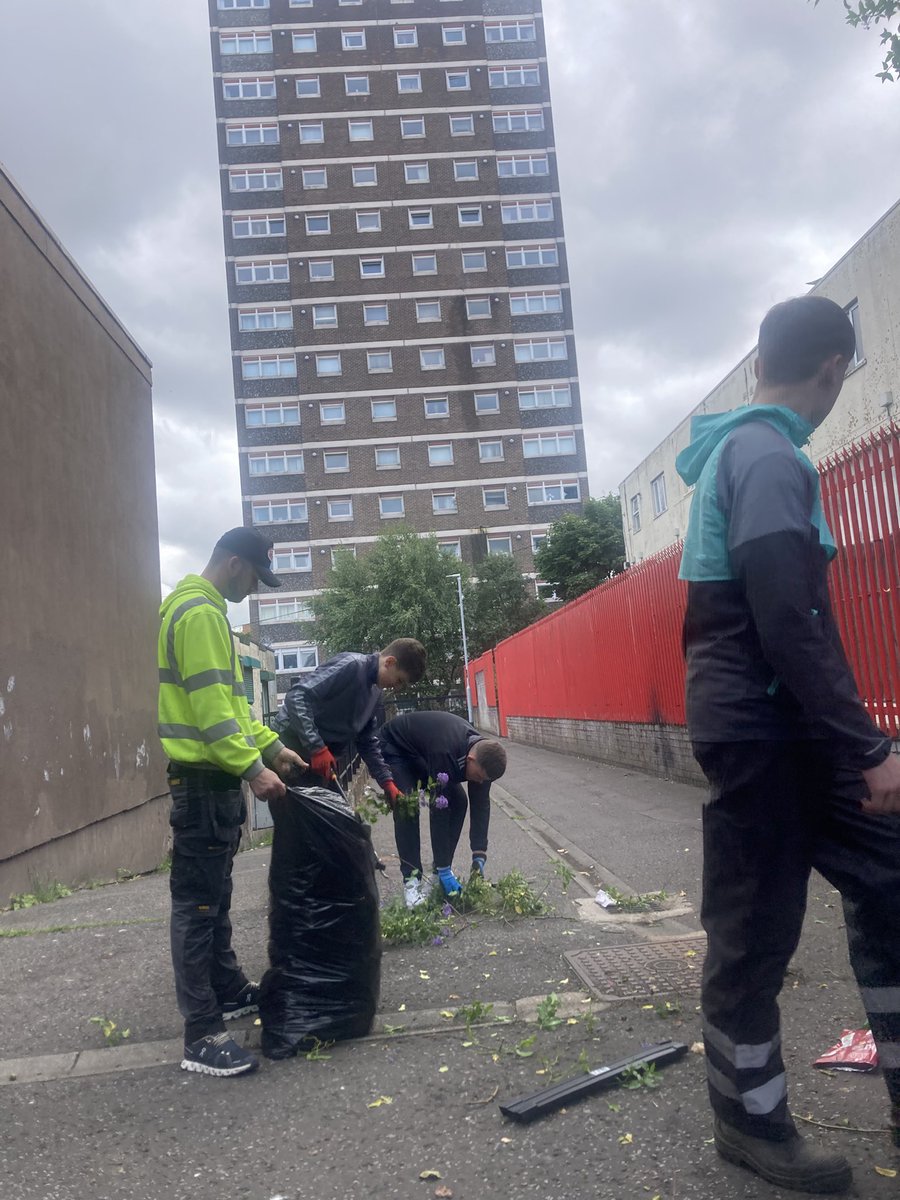 artilleryyc's tweet image. Lads out the morning doing some hedge trimming and power washing at the bottom of the road. Trying to vary the equipment they get to use, the type of work they do and the skills they gain.
