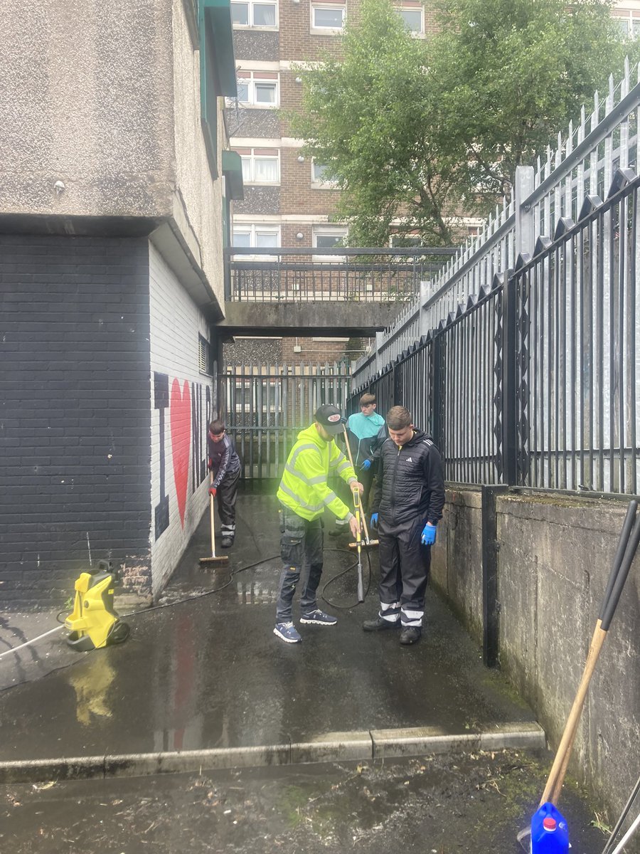 artilleryyc's tweet image. Lads out the morning doing some hedge trimming and power washing at the bottom of the road. Trying to vary the equipment they get to use, the type of work they do and the skills they gain.