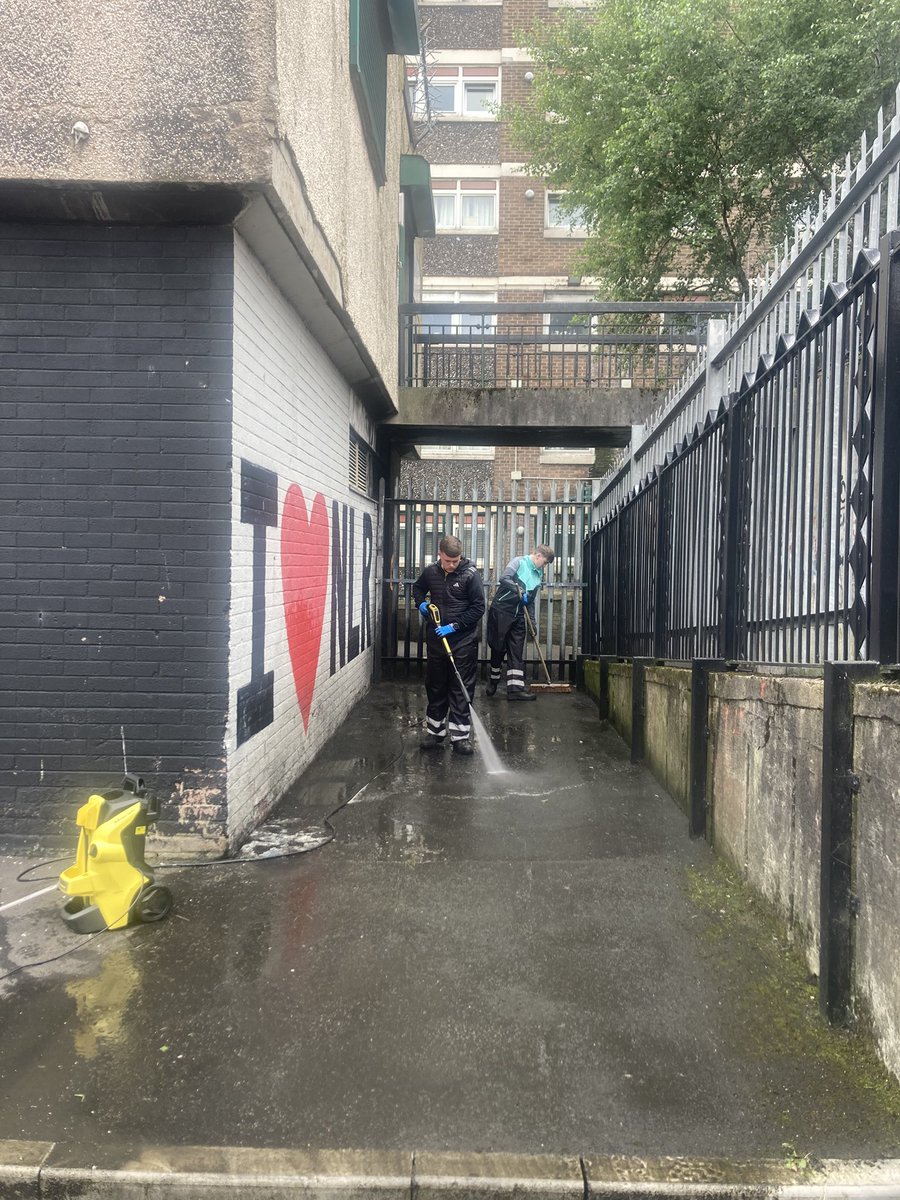 artilleryyc's tweet image. Lads out the morning doing some hedge trimming and power washing at the bottom of the road. Trying to vary the equipment they get to use, the type of work they do and the skills they gain.