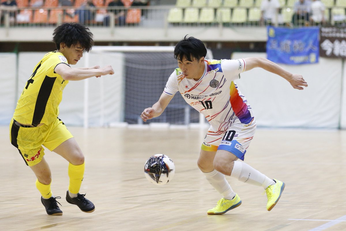 フットサルのＦ２リーグ「ミラクルスマイル新居浜」の今季ホーム開幕戦。新加入の星野祐作、尾筋健、鈴木雄大らの活躍もあり、ポルセイド浜田に0-2から追いついてのドロー。ホーム新居浜市民体育館のスタンドには733人。

<a href="/miracle_smile__/">ミラクルスマイル新居浜</a> 
<a href="/Ponte_yuta/">ゆうた【ポンテ】</a>