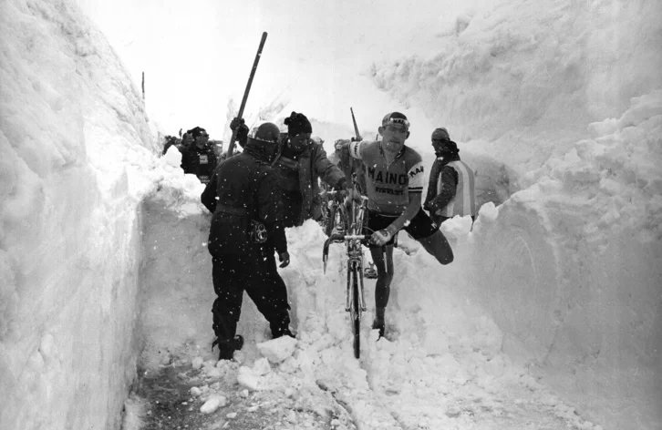 200 años del Stelvio, monumento de las carreteras de montaña 
naiz.eus/es/info/notici…
Idea del emperador Francisco II de Absburgo-Lorena para conectar Milán con Viena, el Giro de Italia lo ha convertido en mito.
Por Alessandro Ruta