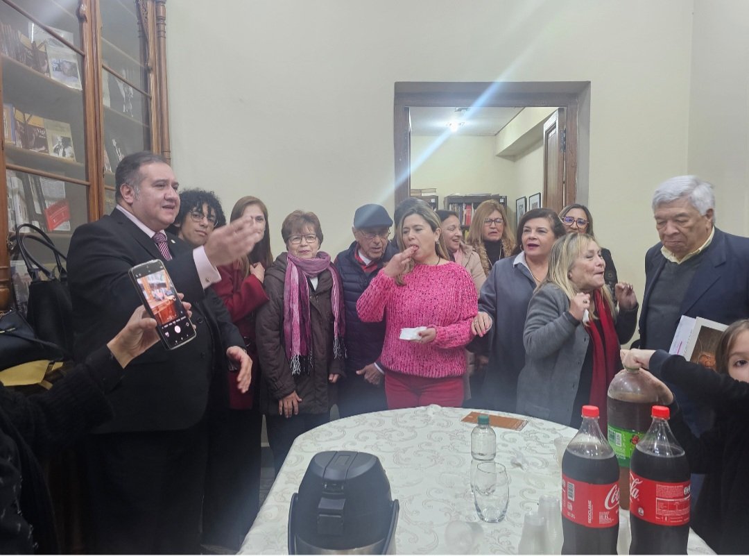 efavole's tweet photo. Se llevó a cabo un merecido homenaje a don Augusto Roa Bastos en la Casa de la Literatura, con la presencia de su hija la señora Mirta Roa, el director del Centro Cultural El Cabildo, Aníbal Saucedo Rodas y el maestro Diego Sánchez Haase. Fue maestra de ceremonia, la vice presidenta de EPA, Estela Kobs.

Entre los exponentes estuvieron los escritores Bernardo Neri Farina en representación del PEN Club, Elida Favole y Limpia Rodriguez en representación de EPA (Escritoras Paraguayas Asociadas), el periodista y escritor Nery Peña en representación de la Cámara Paraguaya del Libro y el periodista Manuel Cuenca.

El evento fue organizado por el Centro Cultural El Cabildo y La Casa de la Literatura "Augusto Roa Bastos". 

El evento contó con la presencia de la Pta. de Escritoras Paraguayas Asociadas, la señora Carmen Cáceres, el Pte. de la Sociedad de Escritores del Paraguay Marcos Ibañez, reconocidos escritores como Maricruz Méndez Vall, Milia Gayoso - Manzur, María Eugenia Yegros, Feliciano Acosta y Alejandro Hernandez.

Durante el acto, el Director del Congreso Anibal Saucedo Rodas, hizo entrega de una placa recordatoria a la hija de don Augusto Roa Basto, señora Mirta Roa quien hoy es la principal  protectora del legado del escritor paraguayo y ganador del Premio Cervantes, además es activista de la Fundación Augusto Roa Bastos.

Un agradecimiento especial a la coordinadora Mariana Florentin, por hacer extensiva esta invitación y organización del evento en nombre de la Casa de la Literatura Augusto Roa Bastos @Anibalsaucer @nerypenha @CCRCabildo @RoaFundacion @kobs @EscritorasPy @pen