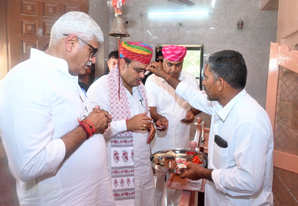 शेरगढ़ स्थित गोगाजी एवं आशापुरा माताजी मंदिर में पूर्ण विधि-विधान से दर्शन पूजन कर समस्त प्रदेशवासियों के सुख-समृद्धि व आरोग्यमय जीवन हेतु मंगलकामना की।