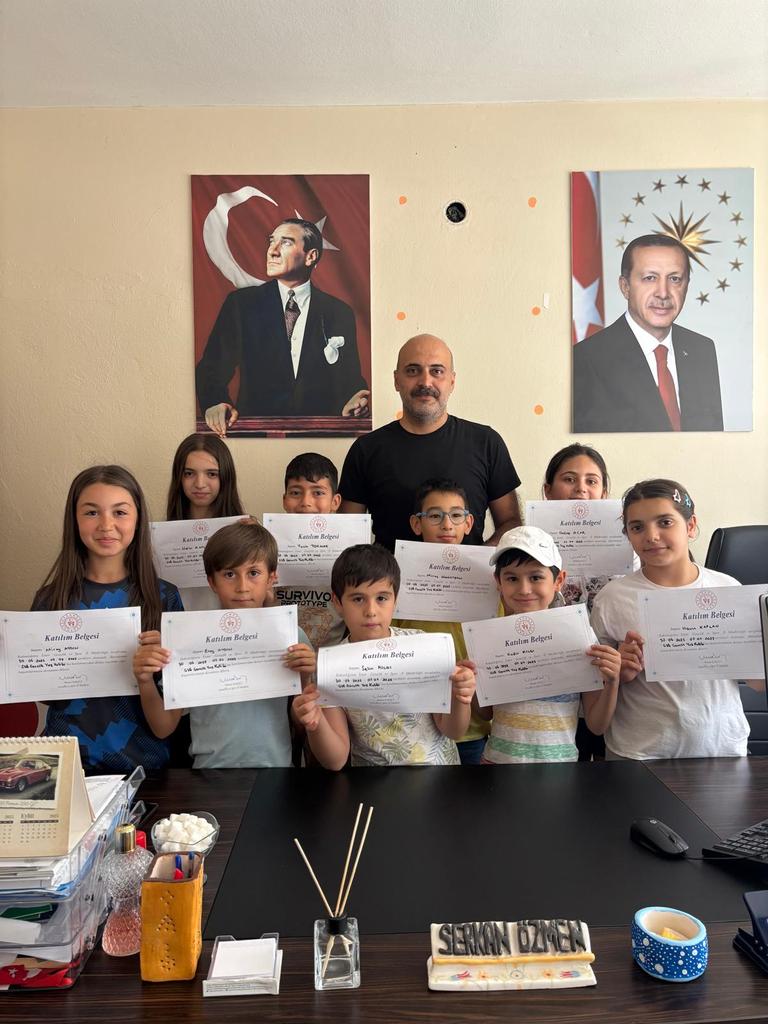 GSB Gençlik Yaz Kulübü 
🎉 İlk haftayı dopdolu etkinliklerle geride bıraktık!
👏 Haftanın sonunda emek veren ve katılım sağlayan tüm öğrencilerimize, Buca Gençlik Merkezi Müdürümüz  Sayın Serkan Özmen tarafından katılım sertifikaları takdim edildi.
<a href="/gencliksporbak/">Gençlik ve Spor Bakanlığı 🇹🇷</a> 
<a href="/OA_BAK/">Dr. Osman Aşkın Bak</a>