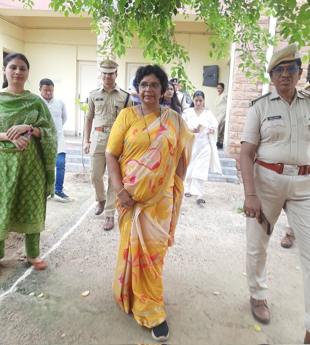 आज सुबह जोधपुर सेंट्रल जेल पहुंचकर निरीक्षण किया। महिला कैदियों से संवाद कर उनकी समस्याओं व आवश्यकताओं की जानकारी ली तथा उन्हें अधिकारों के प्रति जागरूक किया। जेल अधीक्षक से भी चर्चा कर आवश्यक निर्देश दिए।

मैंने महिला बंदियों को कहा कि वे किसी भी प्रकार की समस्या या शोषण की