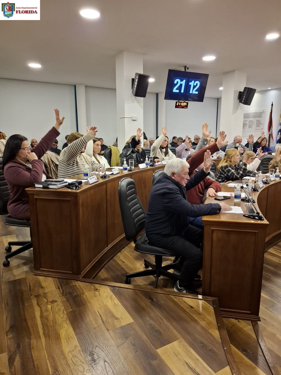 Por unanimidad los ediles autorizaron a la intendencia a colocar placa recordatoria en reconocimiento a Luis Alberto Castro, "Don Castro", en plaza Ventura Rodríguez de la localidad de Capilla del Sauce.