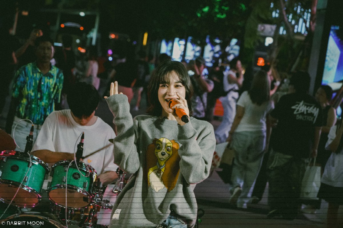 sweezdreamband's tweet photo. มันส์สุดดด ! 💥

ขอบคุณพี่ส้ม มารี @zommarie 
และ @hqproject ที่มาร้องเพลงด้วยกัน
ขอบคุณคนดูทุกคนครับ🤍 

#zommarie
#hqproject
#sweezdream
#SiamWalkingStreet 
#RABBITMOON https://t.co/8zx6kV5SfC