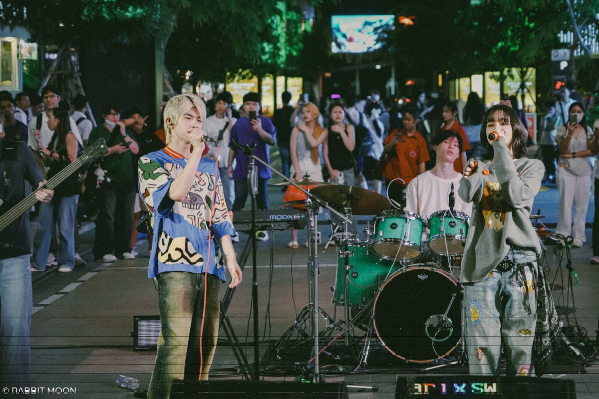 sweezdreamband's tweet photo. มันส์สุดดด ! 💥

ขอบคุณพี่ส้ม มารี @zommarie 
และ @hqproject ที่มาร้องเพลงด้วยกัน
ขอบคุณคนดูทุกคนครับ🤍 

#zommarie
#hqproject
#sweezdream
#SiamWalkingStreet 
#RABBITMOON https://t.co/8zx6kV5SfC