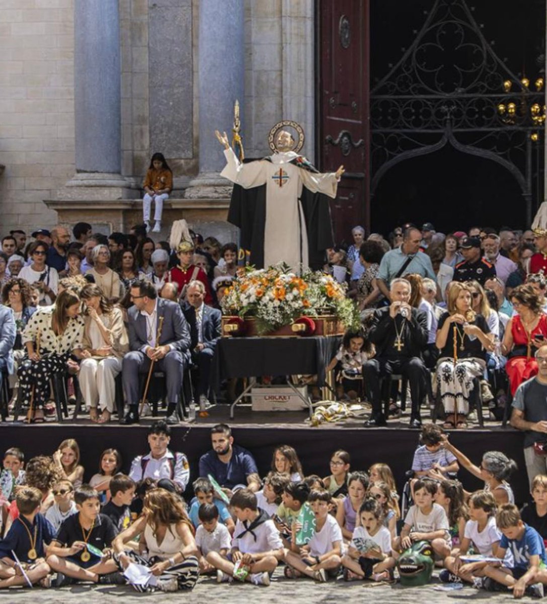 No tinc cap dubte de q alguns partits polítics de l <a href="/aj_vic/">Ajuntament de Vic</a> el que els hi agradaria realment seria que la missa es celebres dins d’una mesquita i que enlloc de sardanes es portessin a terme pregàries de cara a la meca

A Vic tan sols queda l’Anglada.

#PrimerElsDeCasa
#SOMI #Vic