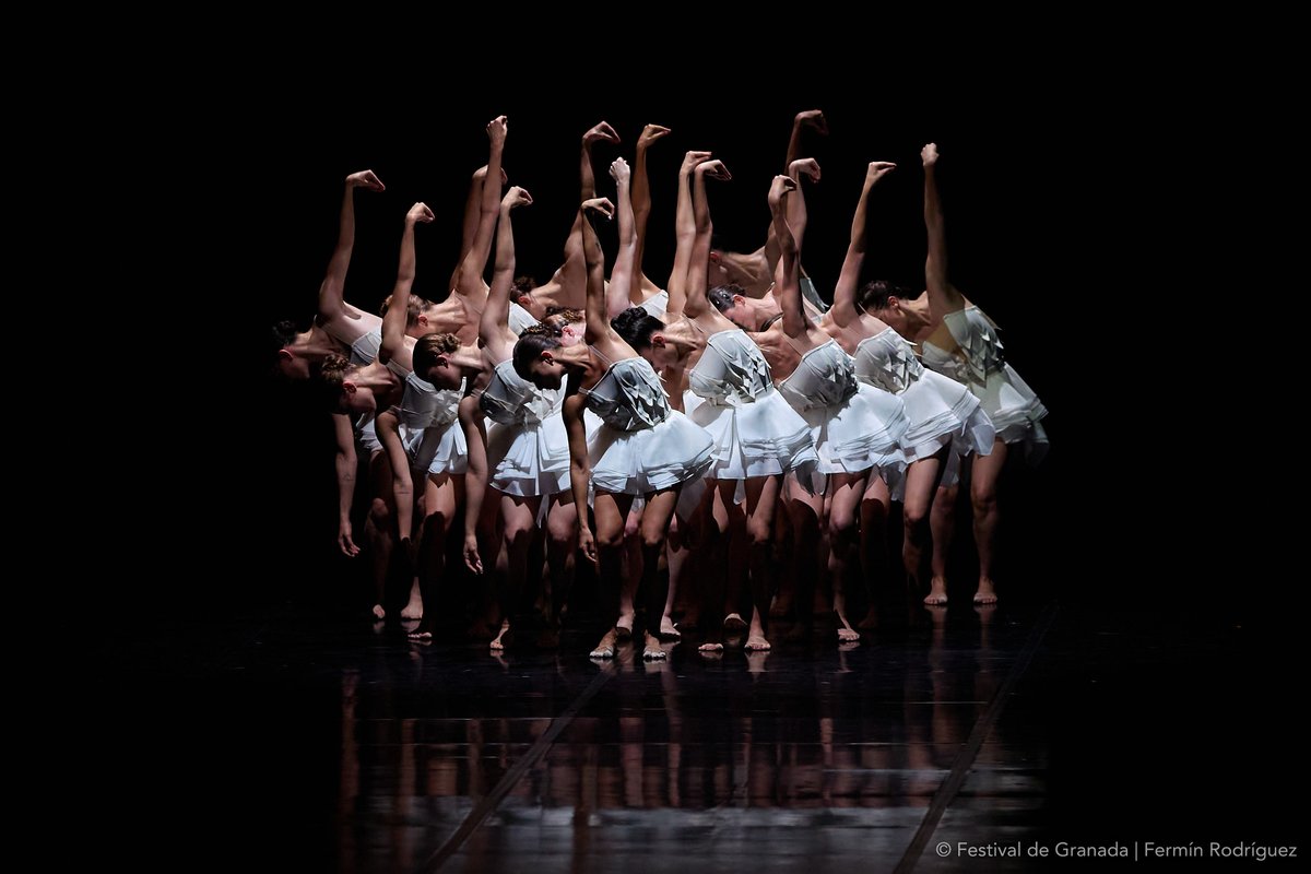 🩰 El lago de los cisnes de Angelin Preljocaj transformó el clásico de Chaikovski en una experiencia vibrante y contemporánea.
Cisnes, amor y hechizos en una coreografía que une tradición y vanguardia.

📸 <a href="/Ferminius/">Fermín Rodríguez</a> 
#FestivalGranada #Ballet #Chaikovski