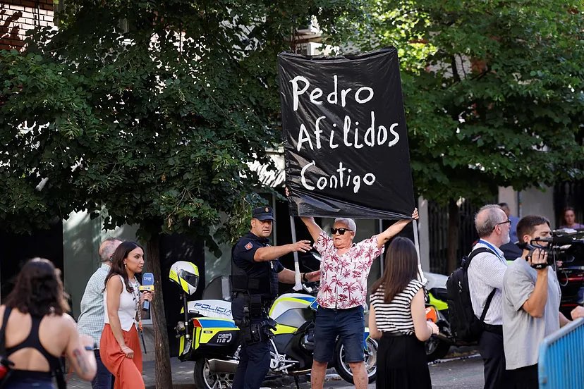 No puede ser verdad. Lean bien la pancarta.