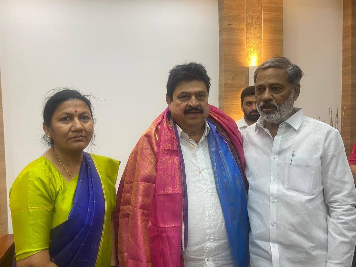 RaoPadmaBJP's tweet photo. నాంపల్లిలోని @BJP4Telangana కార్యాలయంలో ఈరోజు బీజేపీ రాష్ట్ర పార్టీ అధ్యక్షుడిగా బాధ్యతలు స్వీకరించిన బిజెపి రాష్ట్ర అధ్యక్షులు శ్రీ @N_RamchanderRao గారు.

ఈ సందర్భంగా వారిని శాలువతో సత్కరించి శుభాకాంక్షలు తెలియజేయడం జరిగింది.

#CongratulationsAndBestWishes 

@BJP4India https://t.co/JryXMxRO5M