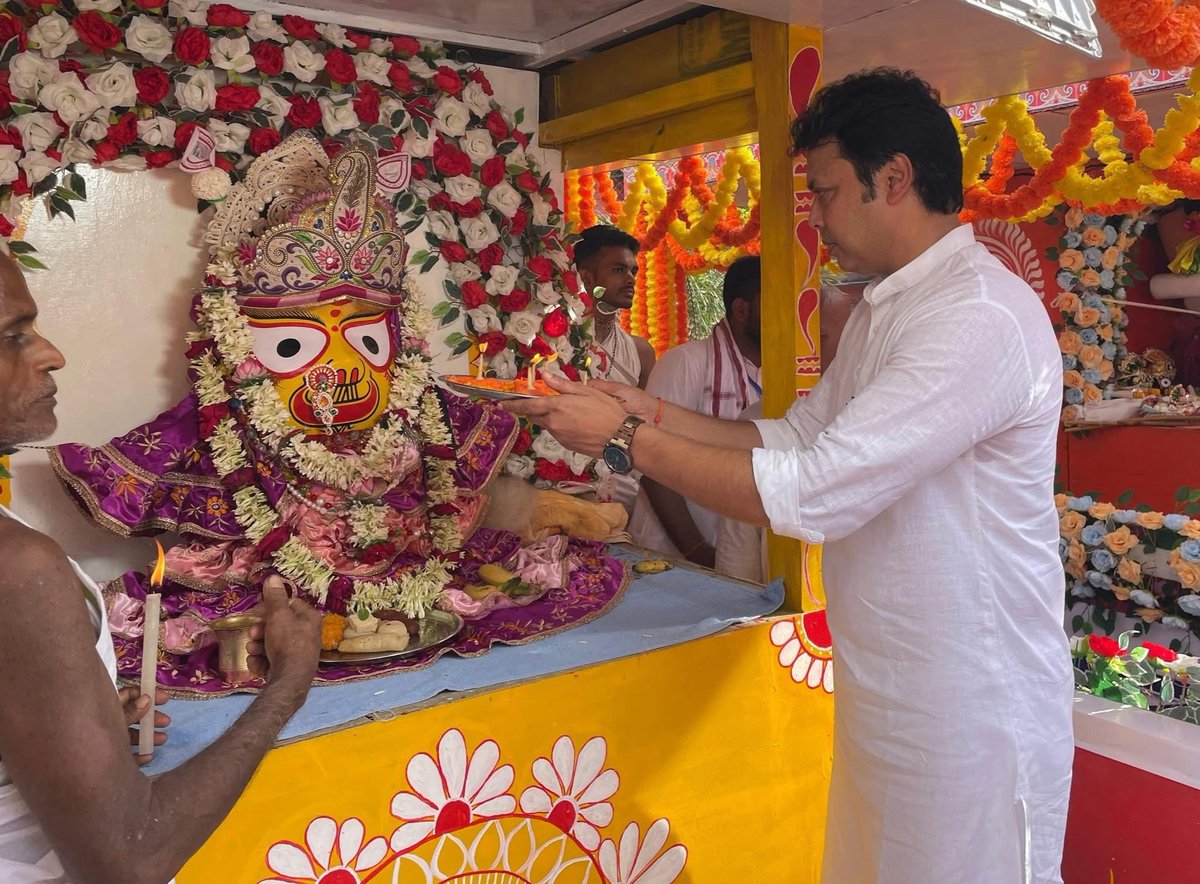 BjpBiplab's tweet photo. इस्कॉन अगरतला द्वारा आयोजित उल्टो रथ यात्रा में उपस्थित होकर सभी के कल्याण के लिए प्रार्थना करता हूँ। https://t.co/SKzkW0V2Qy