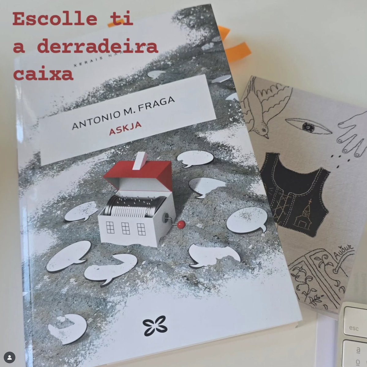 A profa (Pilar Ponte) (@aprofa) on Twitter photo #AProfaRecomenda Que gustazo dá poder gozar da lectura cun bo libro!
Le Askja de <a href="/antoniomfraga/">Antonio Fraga</a> e escolle ti a última caixa. 💜💜💜 #AProfaRecomenda Que gustazo dá poder gozar da lectura cun bo libro!
Le Askja de <a href="/antoniomfraga/">Antonio Fraga</a> e escolle ti a última caixa. 💜💜💜