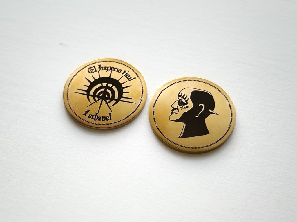 Hilo de las cositas que vamos a llevar al Celsius y que no podéis pedir hasta que se agoten! 

En primer lugar, monedas de Mistborn, de Velaris y del Señor de los Anillos.