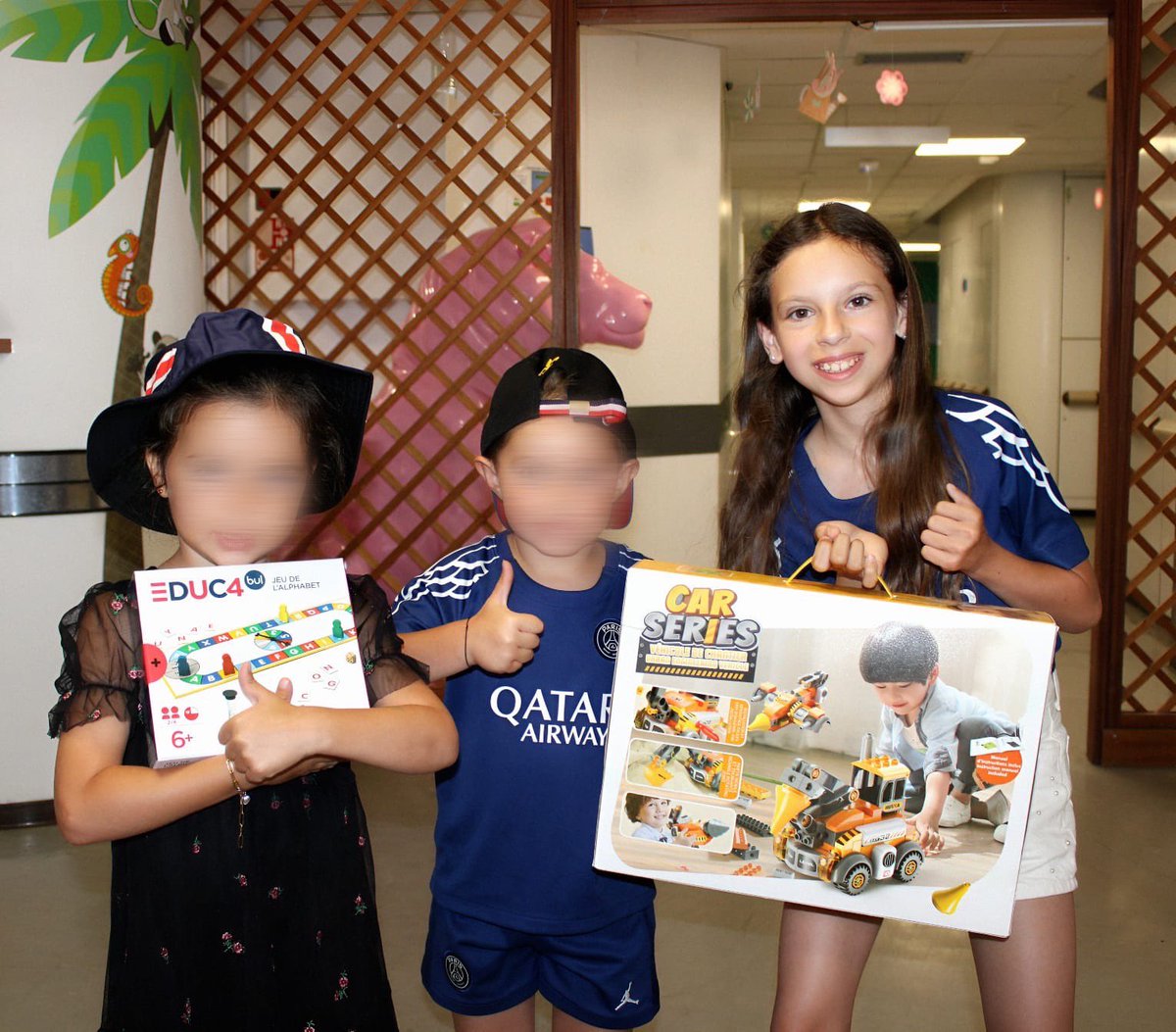 CupSolidarite's tweet image. Un sourire pour Polo par @1SourireCamille et le cup solidarité.
Distribution de sourires aux petits patient du service pédiatrique général du KB.
Goodies PSG et goûte partagé ensemble.
Merci Camille pour le partage de ta force et de ton envie de faire plaisir.
Merci à tous