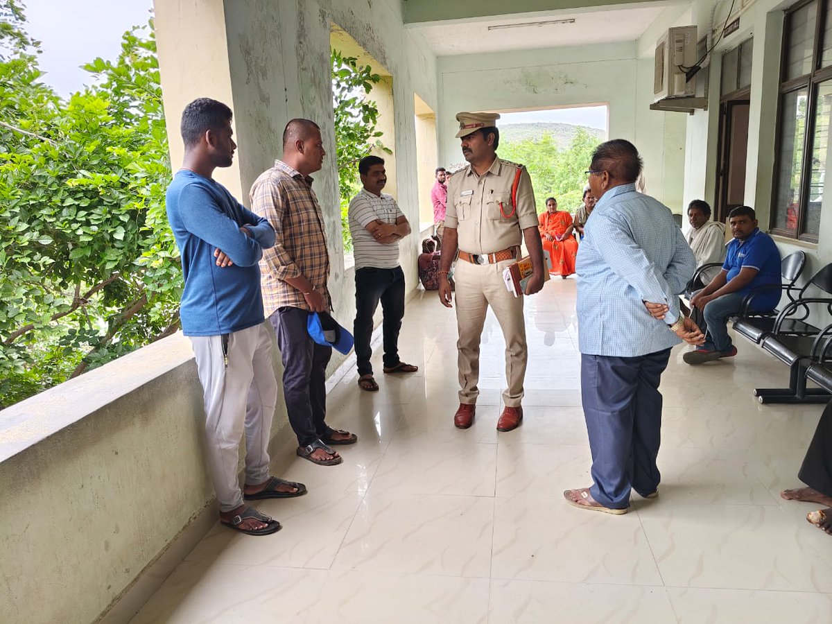 prakasam_police's tweet photo. సత్వర న్యాయానికి లోక్ అదాలత్ ఒక ఉత్తమ వేదిక. ప్రకాశం పోలీసులు లీగల్ సర్వీసెస్ కమిటీతో కలిసి మెగా లోక్ అదాలత్ నిర్వహించారు. రాజీకి అవకాశం ఉన్న కేసులు సామరస్యంగా పరిష్కరించాలి.
#MegaLokAdalat #FastJustice #PrakasamPolice #Damodhar #IPS #AndhraPradeshPolice https://t.co/21rOde7zBm