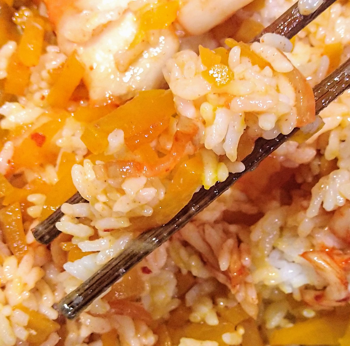 写真は♪在庫食材テケトークッキング♪『テケトーキムタクTKG』(*^▽^*)♪

『たまごかけ御飯』に『刻みたくあん＆白菜キムチ』♪周りから『濃縮鰹つゆ』ちょいと垂らして♪マゼマゼパクパク♪(*^▽^*)♪

うん♪美味い♪(*^▽^*)♪