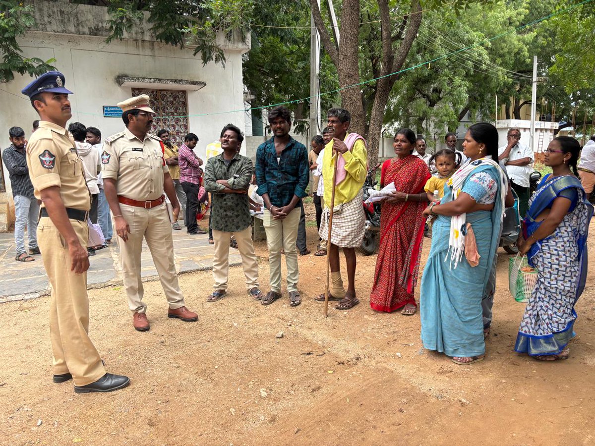 prakasam_police's tweet photo. సత్వర న్యాయానికి లోక్ అదాలత్ ఒక ఉత్తమ వేదిక. ప్రకాశం పోలీసులు లీగల్ సర్వీసెస్ కమిటీతో కలిసి మెగా లోక్ అదాలత్ నిర్వహించారు. రాజీకి అవకాశం ఉన్న కేసులు సామరస్యంగా పరిష్కరించాలి.
#MegaLokAdalat #FastJustice #PrakasamPolice #Damodhar #IPS #AndhraPradeshPolice https://t.co/21rOde7zBm