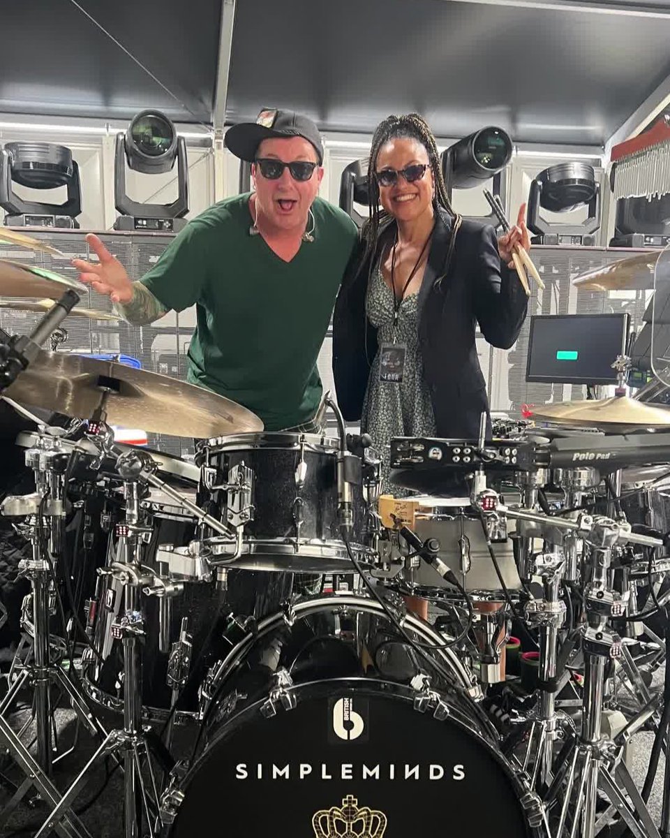 GreenDayItaly_'s tweet image. Check out this awesome shot from backstage at Rock Werchter in Belgium! It's Tré Cool from Green Day hanging out with the super talented Cherisse Osei, drummer for Simple Minds. So cool to see these two legends together!

#greenday #simpleminds #trecool