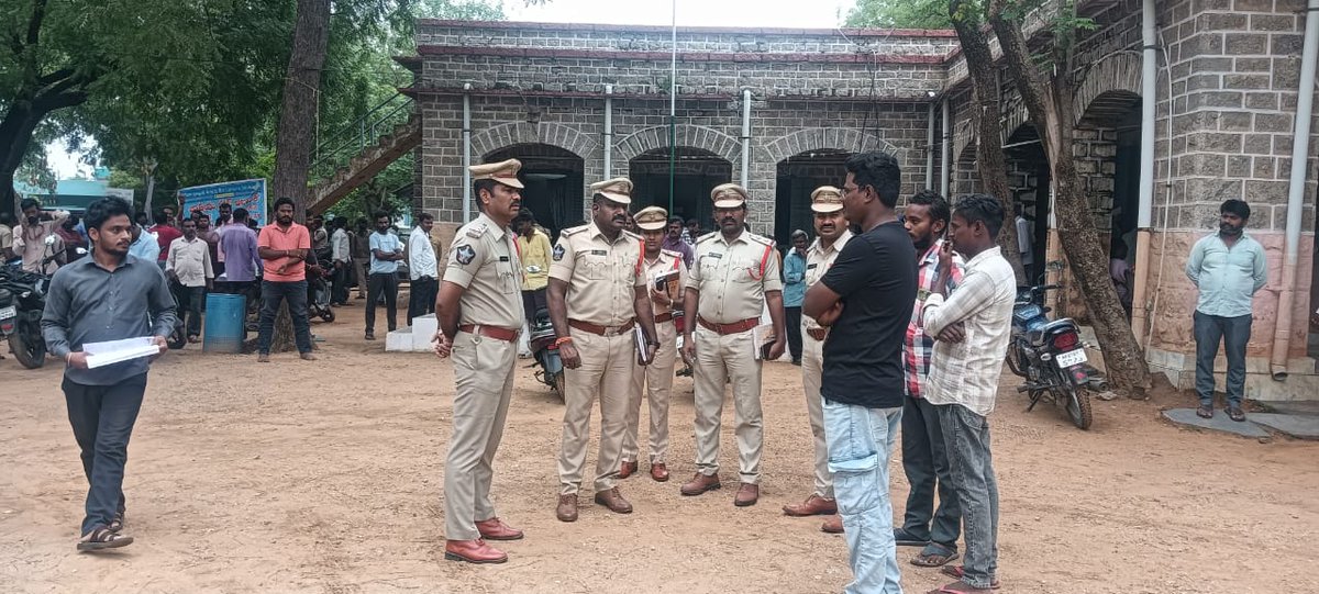 prakasam_police's tweet photo. సత్వర న్యాయానికి లోక్ అదాలత్ ఒక ఉత్తమ వేదిక. ప్రకాశం పోలీసులు లీగల్ సర్వీసెస్ కమిటీతో కలిసి మెగా లోక్ అదాలత్ నిర్వహించారు. రాజీకి అవకాశం ఉన్న కేసులు సామరస్యంగా పరిష్కరించాలి.
#MegaLokAdalat #FastJustice #PrakasamPolice #Damodhar #IPS #AndhraPradeshPolice https://t.co/21rOde7zBm