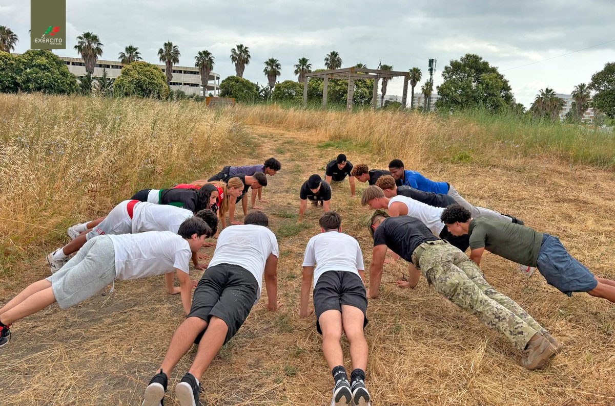 Exercito_pt's tweet photo. 📢 No âmbito da Prova de Aptidão Profissional do Curso de Desporto da Escola Secundária Arco-Íris, o Regimento de Transportes dinamizou atividades centradas na valorização da componente física, da disciplina e do trabalho em equipa.
#ExércitoPortuguês #RTransp https://t.co/J0qQcDSfGx