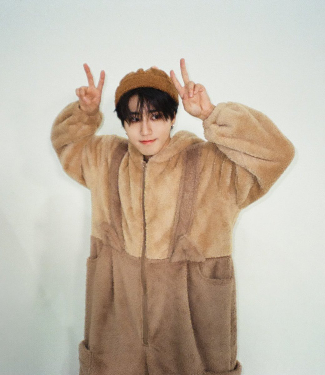 HAN JISUNG WITH THE HANQUOKKA ONESIE AND BEANIE 😭🤎