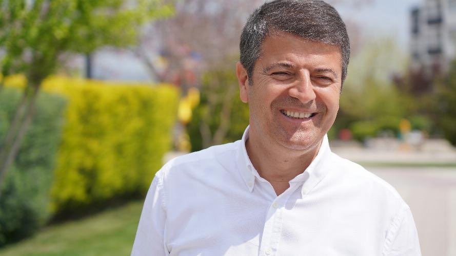 Adıyaman Belediye Başkanı Sayın Abdurrahman Tutdere ,fakülteden arkadaşım olup, çalışkanlığı ,dürüstlüğü ve ağırbaşlılığı ile örnek değerli bir arkadaşımızdır. Bir hukukçu olarak hiçbir hukuksuzluk kabul etmez ve yapmaz. <a href="/avtutdere/">Abdurrahman TUTDERE</a>