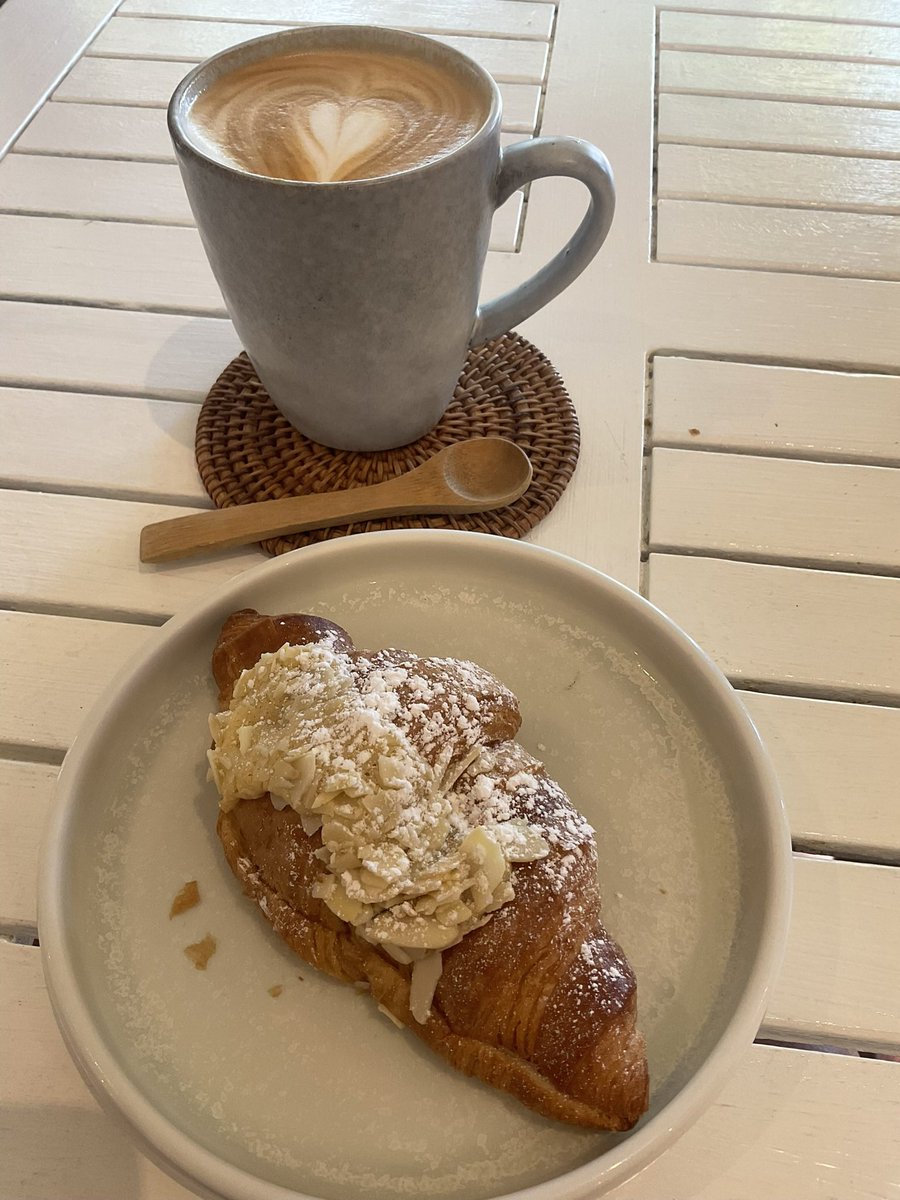 loki_giraffe's tweet photo. #couchpeloton #toursnacks @SBSSportau vive la France https://t.co/jNtwyvE0w7