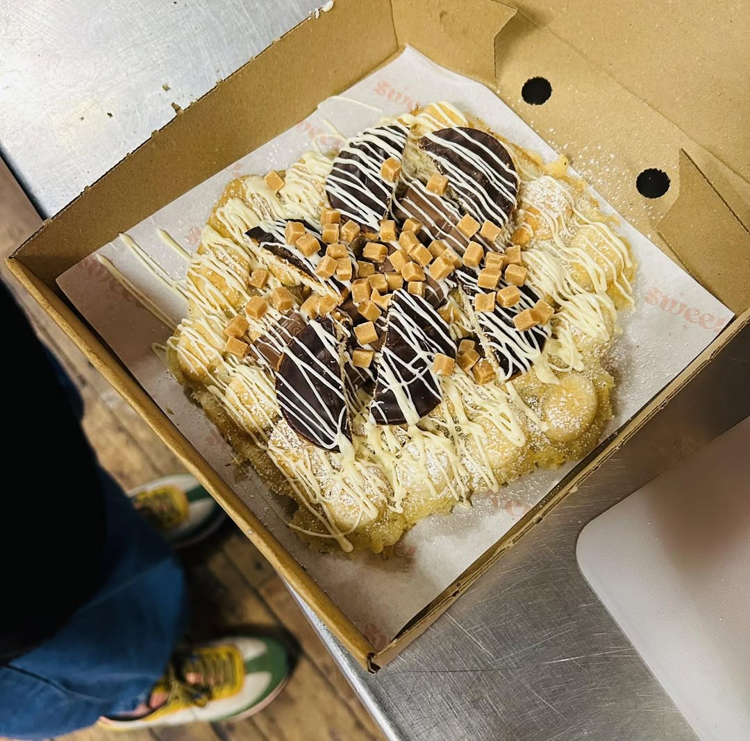 EatsShrewsbury's tweet image. Saturday cravings? Say less 👀🧇
#SimplySweet waffles are stacked, drizzled &amp;amp; totally irresistible. Hit order and treat yourself right 😉🫶🍫
#WeekendWaffles #YouDeserveThis #SweetSaturdays

🤳 Tap to order
🚕 Delivery in 30-60 mins

#takeaway #takeout #fooddelivered  #Shrewsbury