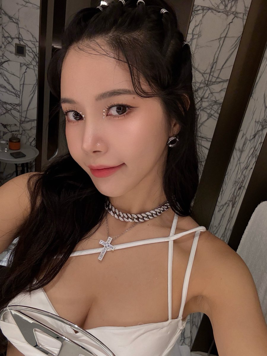 [#솔라]

🍺 2025 세븐일레븐 가오슝 비어락 페스티벌
🍺 𝟮𝟬𝟮𝟱 𝟳-𝗘𝗟𝗘𝗩𝗘𝗡高雄啤酒音樂節
🍺 2025 𝟳-𝗘𝗟𝗘𝗩𝗘𝗡 KAOHSIUNG BEER ROCK FESTIVAL

오늘 하루, 용순이와 함께 좋은
추억으로 남았으면 해요 🐰

기분 좋은 하루가 될 것 같아요 ‼️
우리 곧 만나요 ☀

#MAMAMOO #Solar #頌樂