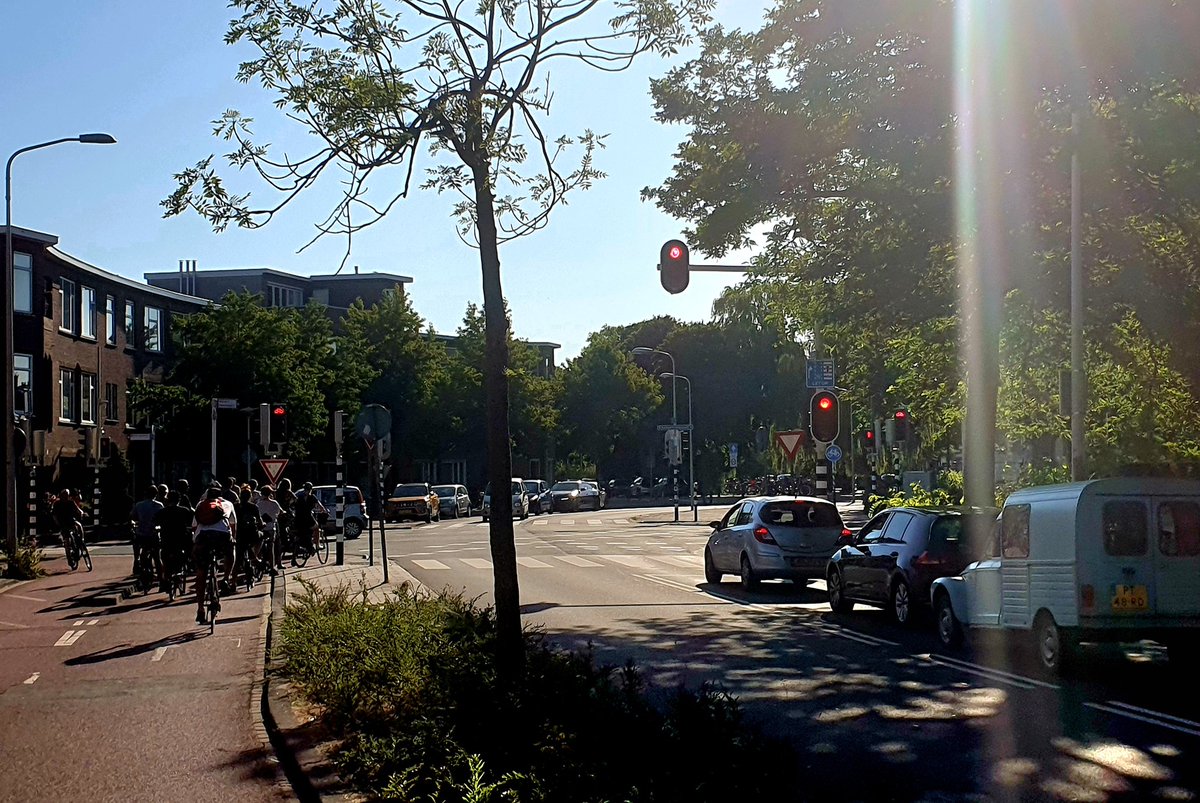 hplrosenberg's tweet photo. Kruising Mient/kamperfoelie-/Goudenregenstraat kreeg onlangs nieuwe stoplichten en sindsdien files op de #Mient. Ook fietsers moeten veel langer wachten en bus 21 idem dito. Kan dit anders @GemeenteDenHaag? https://t.co/ZAmkSclWnT